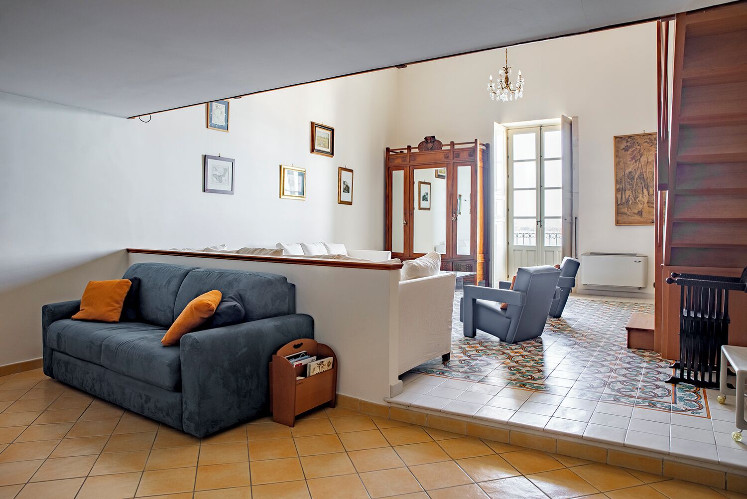 Un salon comprenant un canapé, des fauteuils, une table basse et une cheminée.