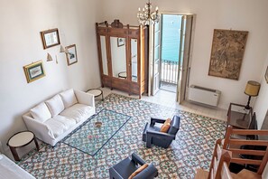 Departamento, vista al mar | Área de sala de estar | Televisión de 35 pulgadas con canales digitales 