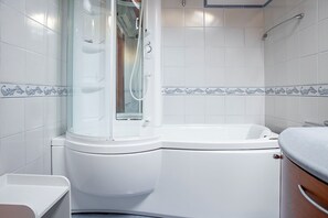 Appartement, uitzicht op zee | Badkamer