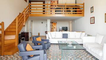 Departamento, vista al mar | Área de sala de estar | Televisión de 35 pulgadas con canales digitales