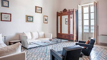 Leilighet, sjøutsikt | Oppholdsområde | En 35-tommers TV med digitale kanaler