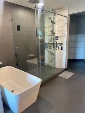 Ducha, bañera de hidromasaje, bidet, toallas