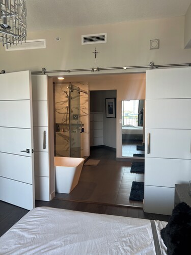 Beautiful modern condo with high end finishes very peaceful with valet parking 