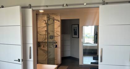 Beautiful modern condo with high end finishes very peaceful with valet parking