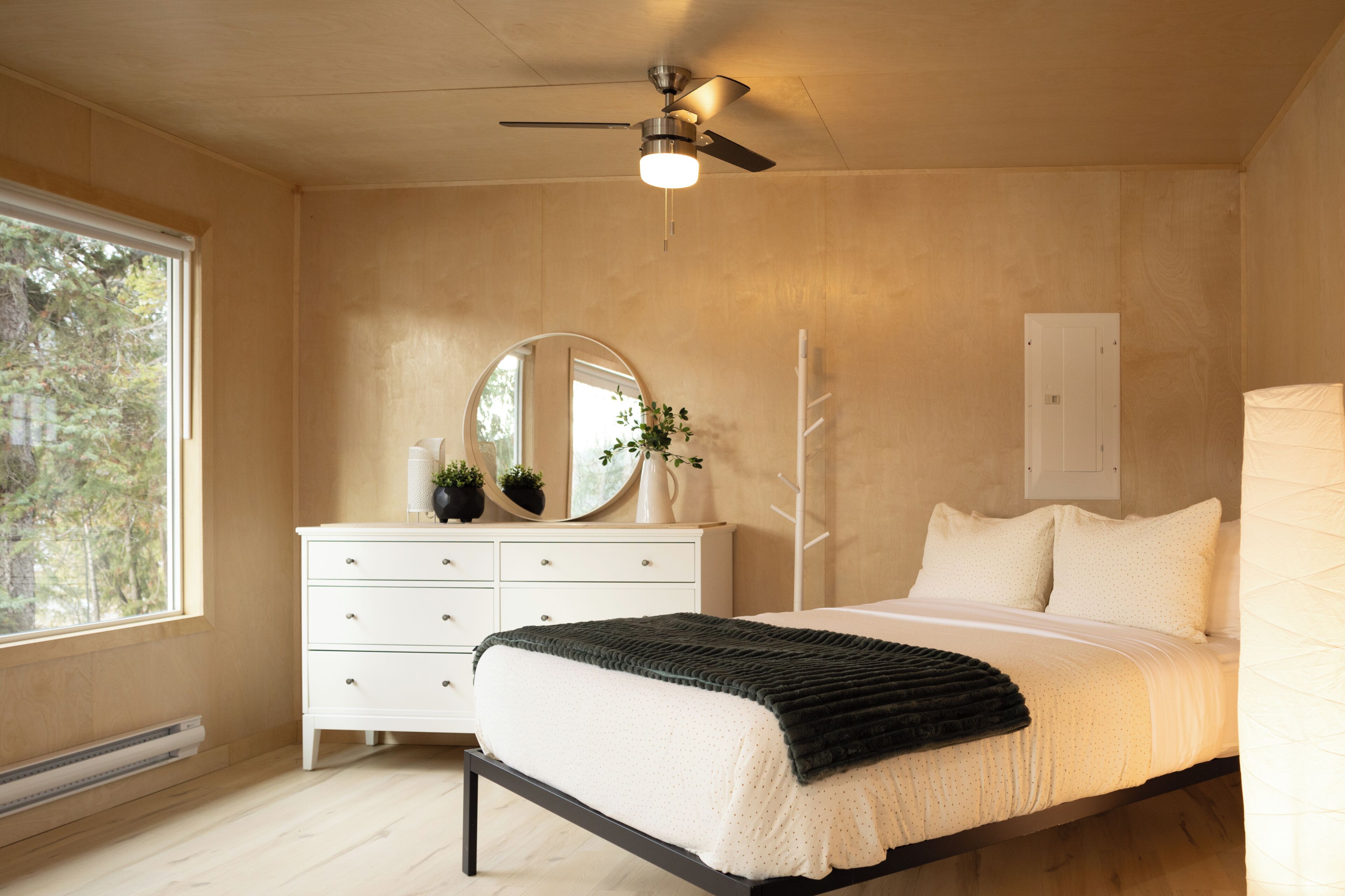 Slate Glamping Cabin | Free WiFi, bed sheets