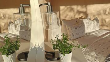 Jade Glamping Cabin | Free WiFi, bed sheets
