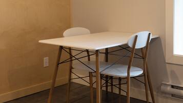 Classic-studiolejlighed - 1 queensize-seng - udsigt til flod | Spisestue