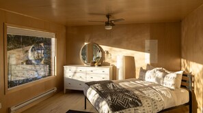 Jade Glamping Cabin | Free WiFi, bed sheets - River's Edge Retreat (Clearwater)