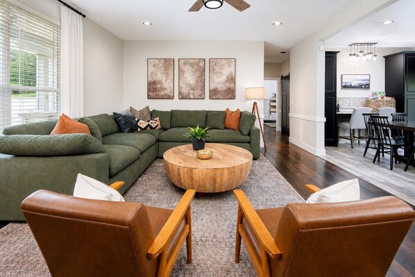 Smart TV, chimenea, futbolito y tenis de mesa