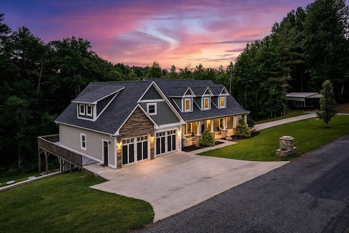 Modern Forest Escape w/ Pickleball, Hot Tub, Sauna, Gym, Fire Pit & Gameroom!