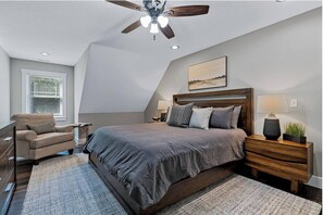 8 dormitorios, escritorio, tabla de planchar con plancha y cuna de viaje