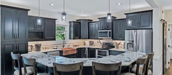 8BR Estate with Pickleball & Hot Tub