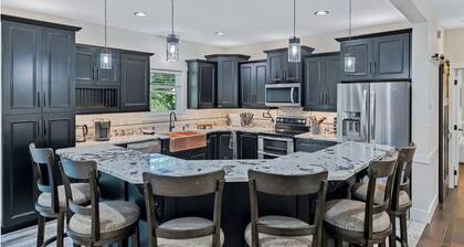 8BR Estate with Pickleball & Hot Tub