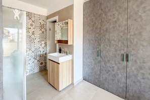 Dusche, Haartrockner, Bidet, Handtücher