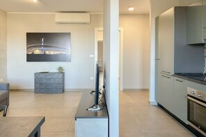 Kühlschrank, Ofen, Wasserkocher mit Kaffee-/Teezubehör