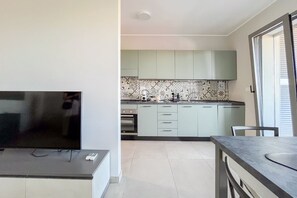 Fridge, oven, coffee/tea maker