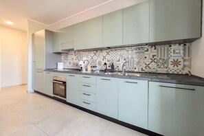 Kühlschrank, Ofen, Wasserkocher mit Kaffee-/Teezubehör