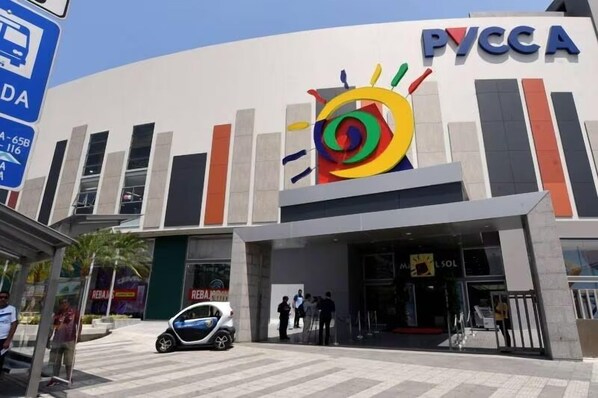 Een modern gebouw met een opvallend logo en de naam 'PVCCA' op de gevel.