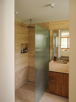 Douche, sĂšche-cheveux, serviettes fournies, papier toilette