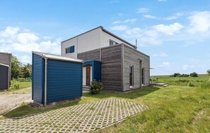 A modern two-story house with a garage and a small attached shed. - Beautiful home in Tossens with sauna (Tossens)