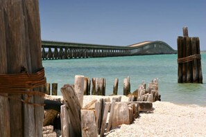 Beach nearby - Perfect Family Fun | Pool, King Bed+BBQ+Sleeps 6 (Rockport)