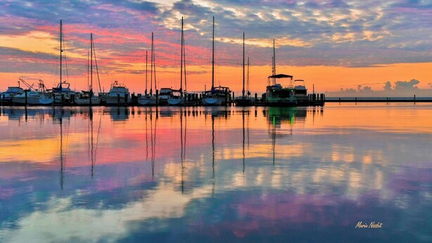 A marina with boats docked at calm water reflecting the sunset sky. - Perfect Family Fun  | Pool, King Bed+BBQ+Sleeps 6 (Rockport)