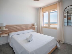 3 bedrooms, iron/ironing board, internet, bed sheets - R155 Beachfrontapartment 3 (Coma-ruga)