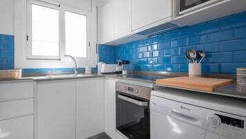 Een koelkast, een magnetron, een oven, een vaatwasser