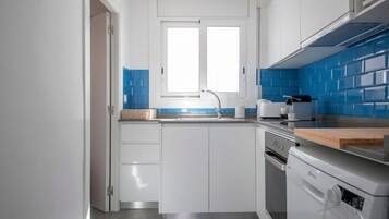 Een koelkast, een magnetron, een oven, een vaatwasser