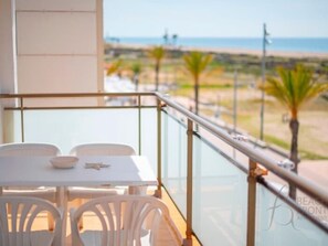 Outdoor dining - R155 Beachfrontapartment 3 (Coma-ruga)