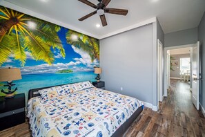 3 bedrooms, desk, iron/ironing board, free WiFi - Fisherman's Paradise Retreat - Tesla charger (Surfside Beach)
