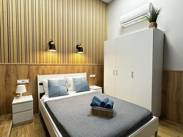 1 dormitorio, tabla de planchar con plancha, wifi y ropa de cama