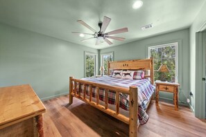 3 bedrooms, free WiFi, bed sheets - Private Cabin in the Pines-20 Acres-Close to I-75 (Arabi)