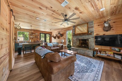 Secluded 3BR Cabin – 20-Acre Woodland Estate near I-75 (Pet-Friendly)