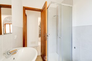 Bruser, hårtørrer, bidet, håndklæder