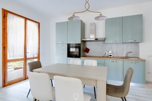 Réfrigérateur, un four, surface de cuisson, cafetière-théière