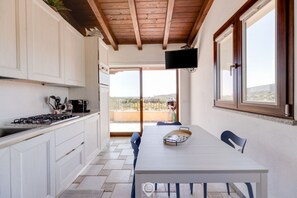 Kühlschrank, Mikrowelle, Herdplatte, Wasserkocher mit Kaffee-/Teezubehör