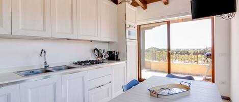 Réfrigérateur, micro-ondes, plaque de cuisson, cafetière/bouilloire