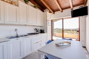 Kühlschrank, Mikrowelle, Herdplatte, Wasserkocher mit Kaffee-/Teezubehör