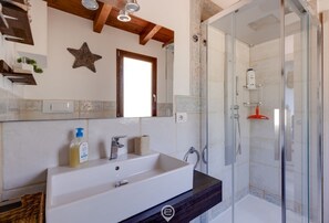Dusche, Haartrockner, Bidet, Handtücher