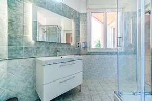 Apartment | Bathroom sink