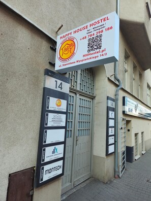 Front of property - Happy House Hostel. Poznan (Poznan)