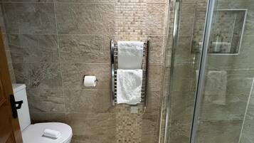 Classic-Doppelzimmer | Badezimmer | Dusche, Handtücher