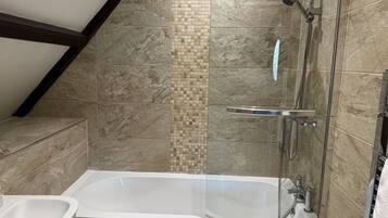 Deluxe Penthouse | Bathroom | Shower, towels