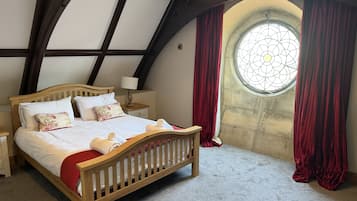 Deluxe Penthouse | Iron/ironing board, free WiFi