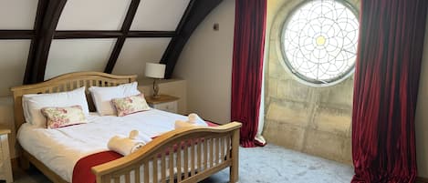 Deluxe Penthouse | Iron/ironing board, free WiFi