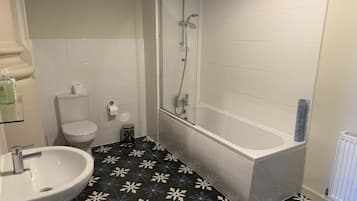 Deluxe-Doppelzimmer, mit Bad, Gartenblick | Badezimmer | Dusche, Handtücher