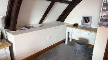 Deluxe Penthouse | Iron/ironing board, free WiFi