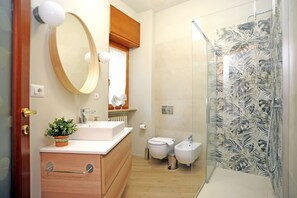 Een douche, een haardroger, een bidet, shampoo