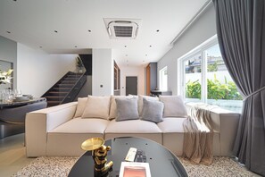 Living area - *NEW* Luxury 4BR, Salt Pool 3km Walking St & Beach (Pattaya City)